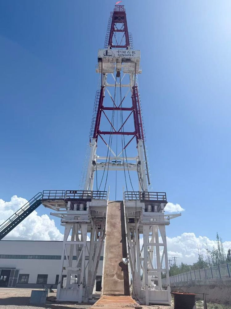Modular land drilling rig, front view of the mast and substructure