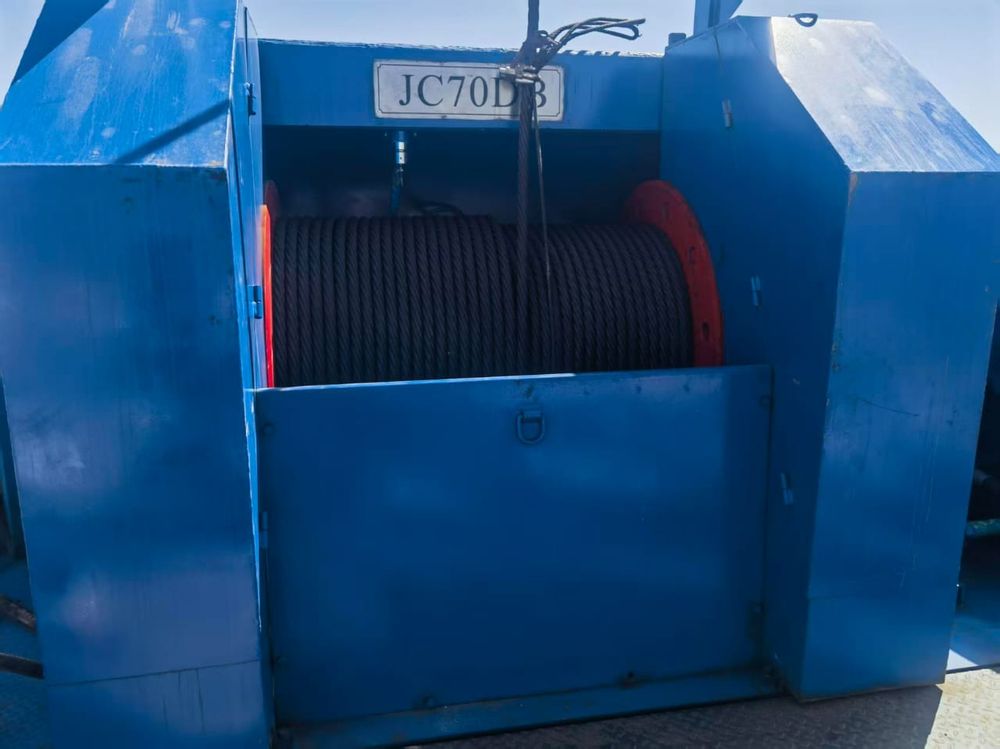 Hydraulic winch unit with wire rope spooled on the drum